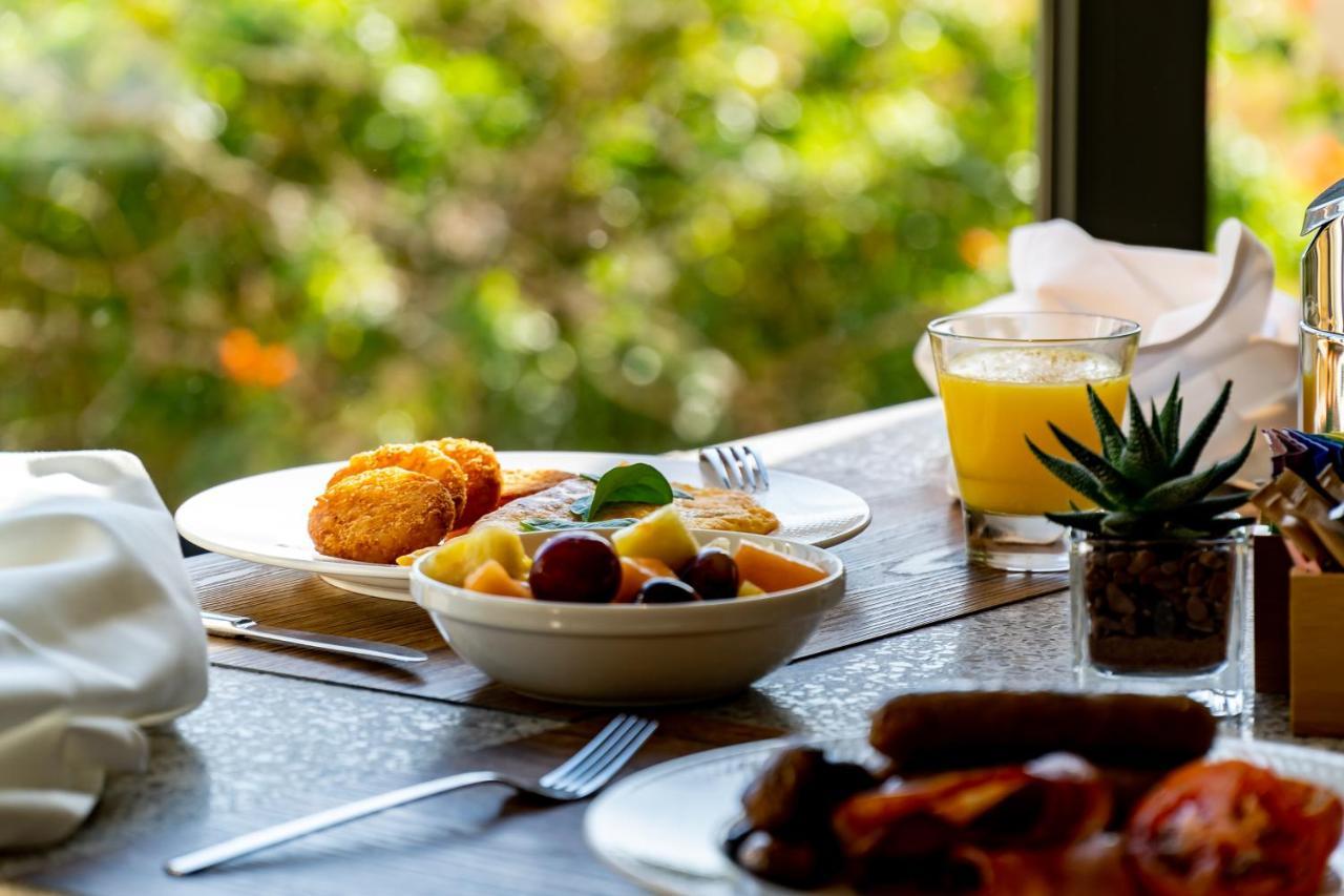 Malta Marriott Resort & Spa St. Julian's Exterior foto Breakfast at the hotel