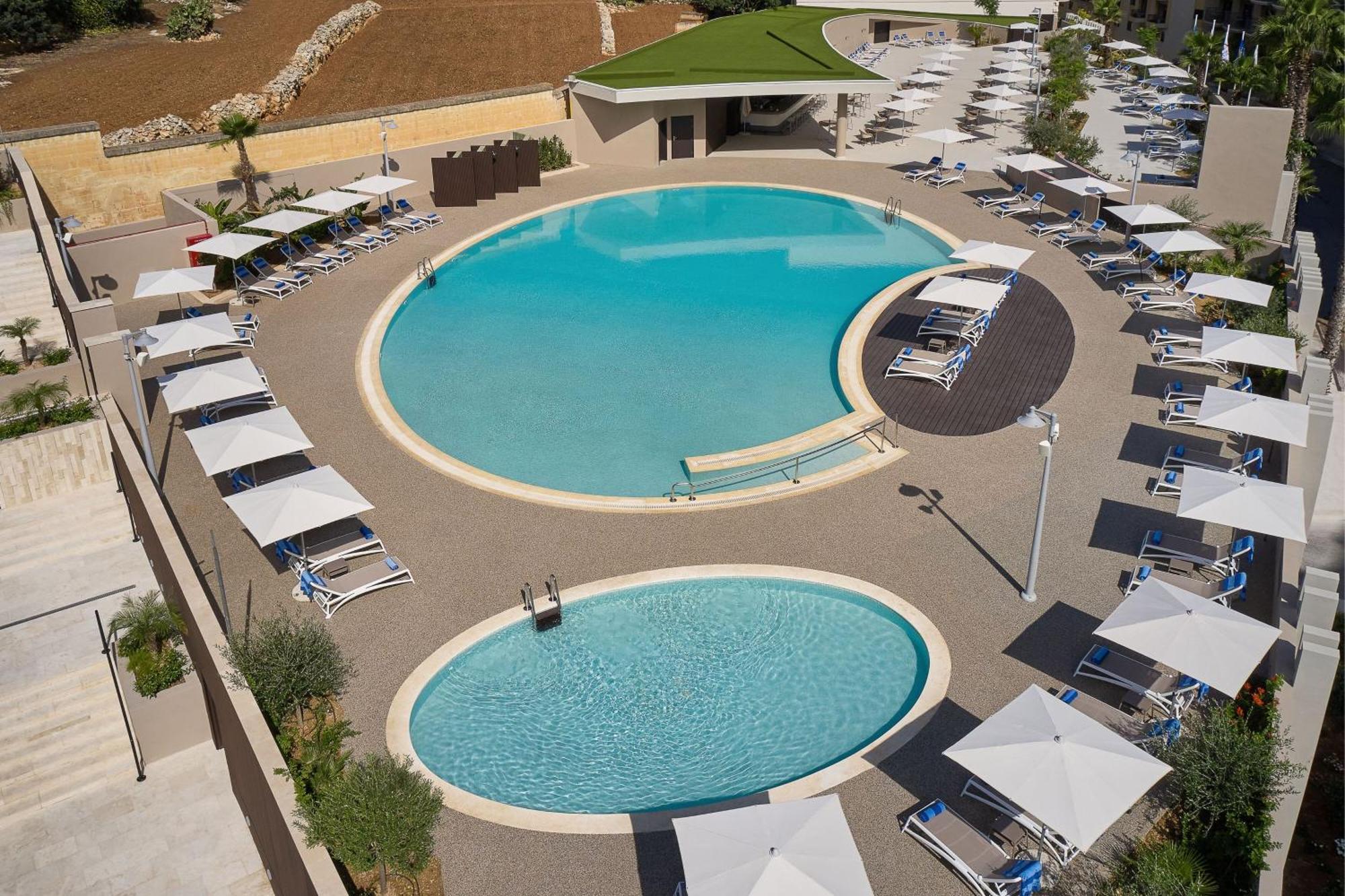 Malta Marriott Resort & Spa St. Julian's Exterior foto The swimming pool at the hotel