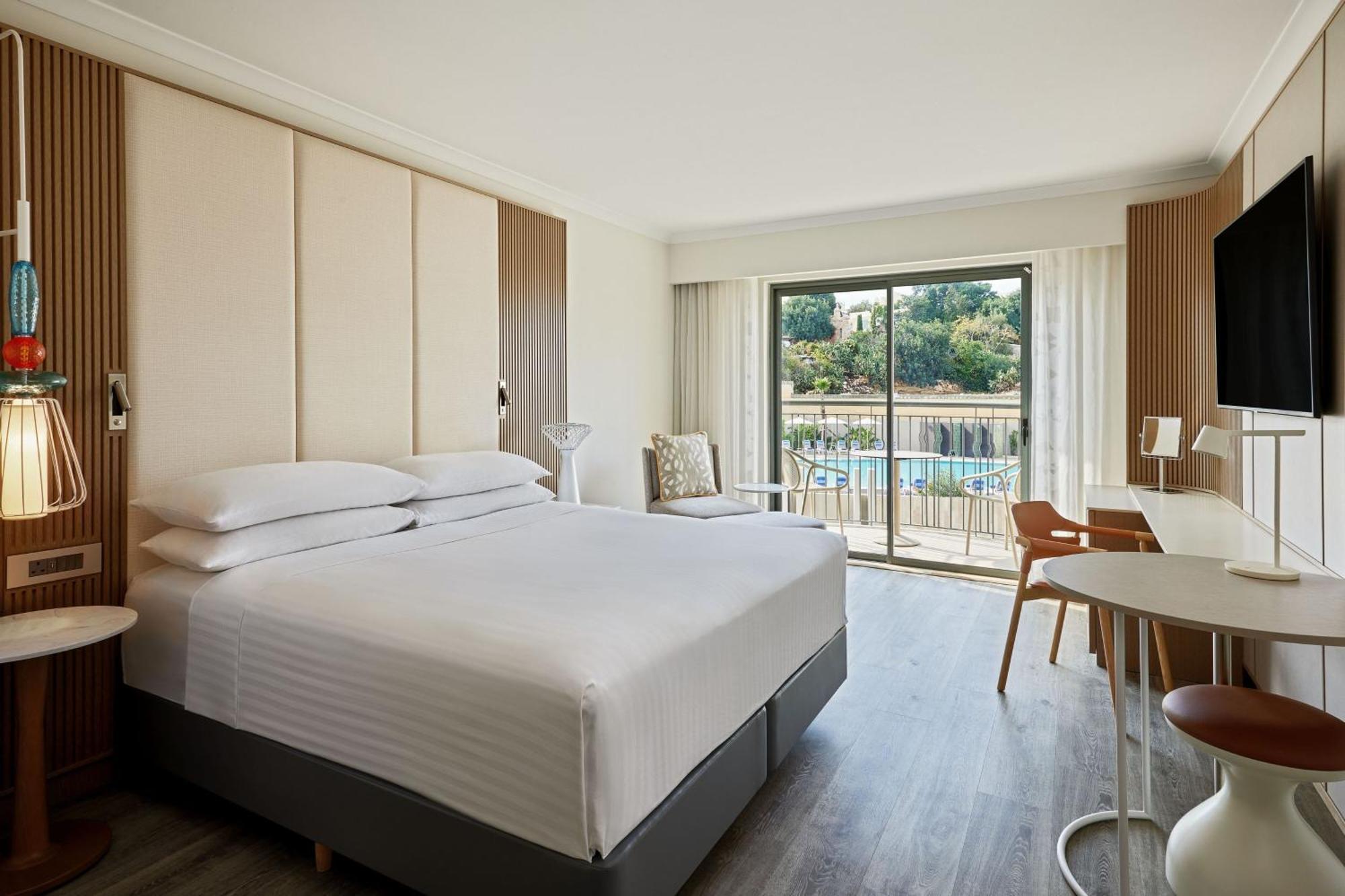 Malta Marriott Resort & Spa St. Julian's Exterior foto A guest room at the Hilton Athens