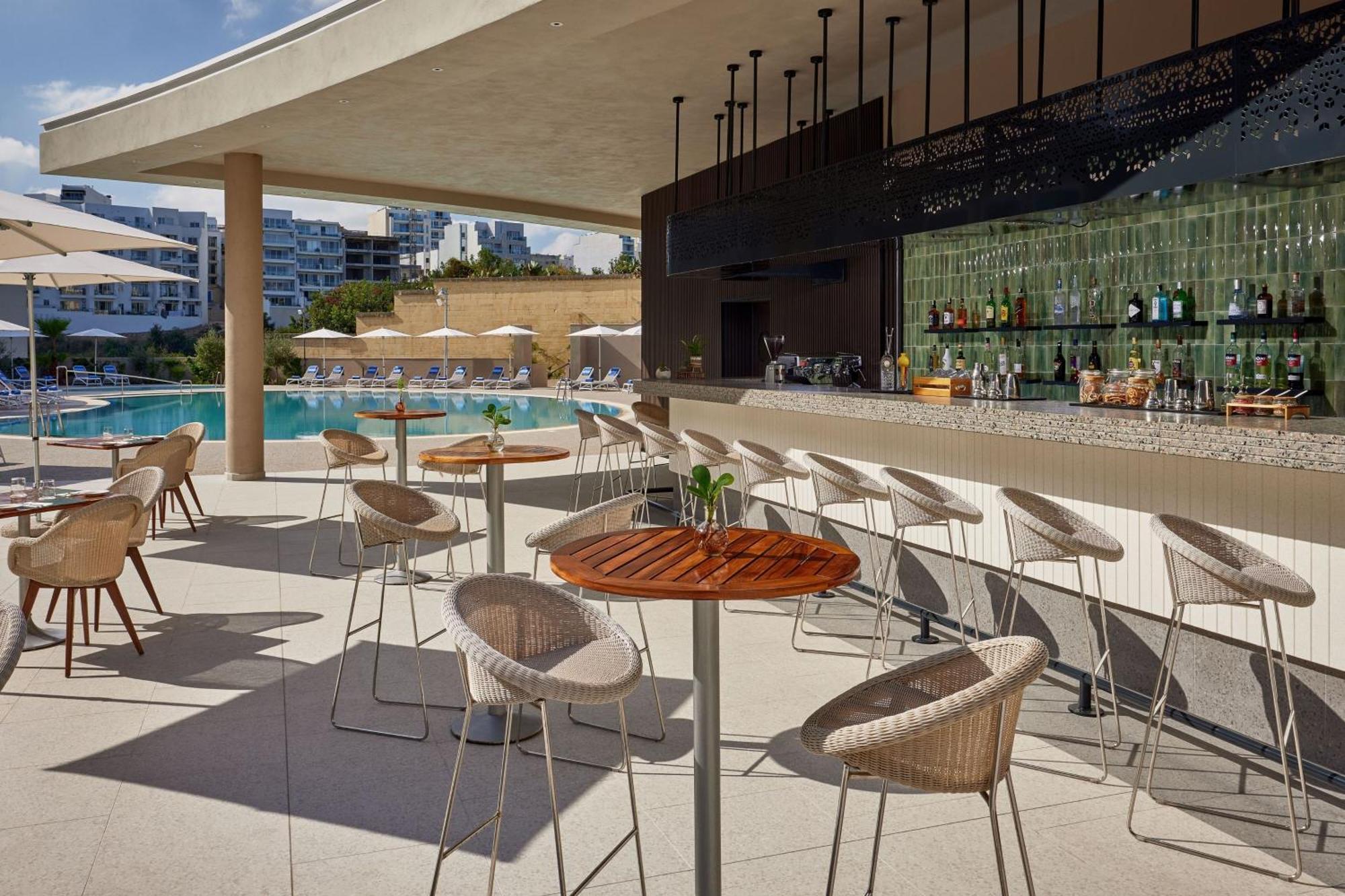 Malta Marriott Resort & Spa St. Julian's Exterior foto The bar at the pool