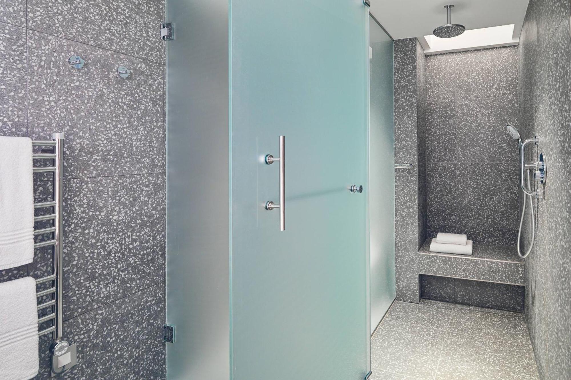 Malta Marriott Resort & Spa St. Julian's Exterior foto A shower enclosure